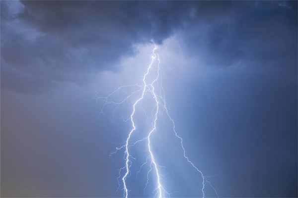 夢見打雷閃電下大雨