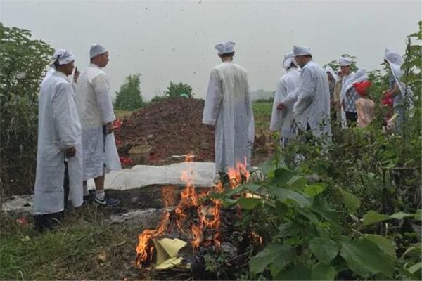 夢見祭拜祖墳是什麼意思