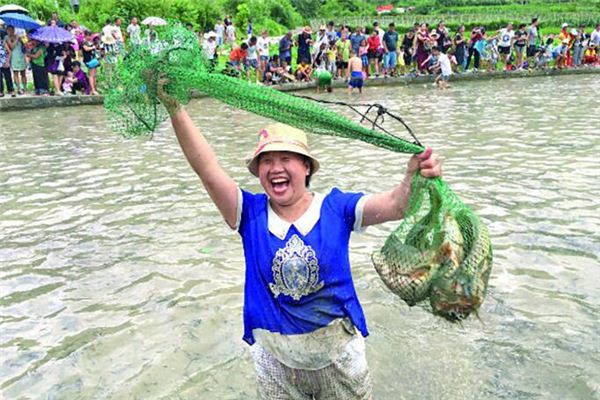 夢見自己在河裏抓魚