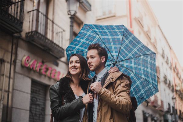 夢見與情人在雨中步行