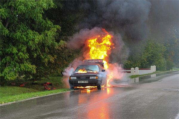 夢見車爆炸是什麼意思