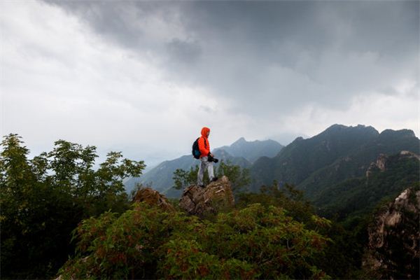 夢見辛苦爬上高山